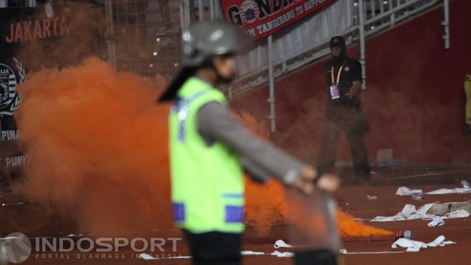 Oknum The Jakmania melemparkan petasan ke area pinggir lapangan pada laga Persija Jakarta vs Sriwijaya FC di Stadion GBK, Jumat (24/06/16).